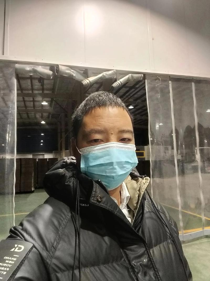 大邑县元通路周建军信息咨询服务部,生意不好周老师改行到纸箱厂